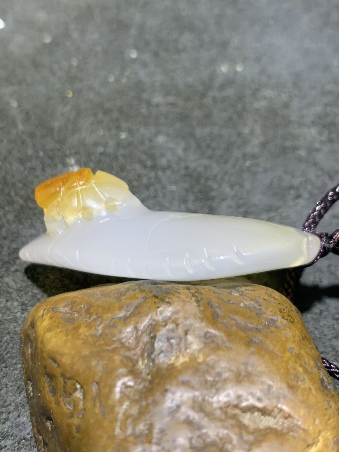 精美手工雕刻天然原皮马达加斯加玛瑙俏色巧雕树叶蜘蛛吊坠(把件)一个
