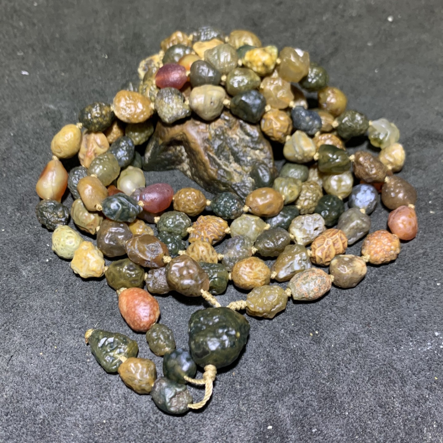 精美戈壁筋脉玛瑙原石108项链一条，