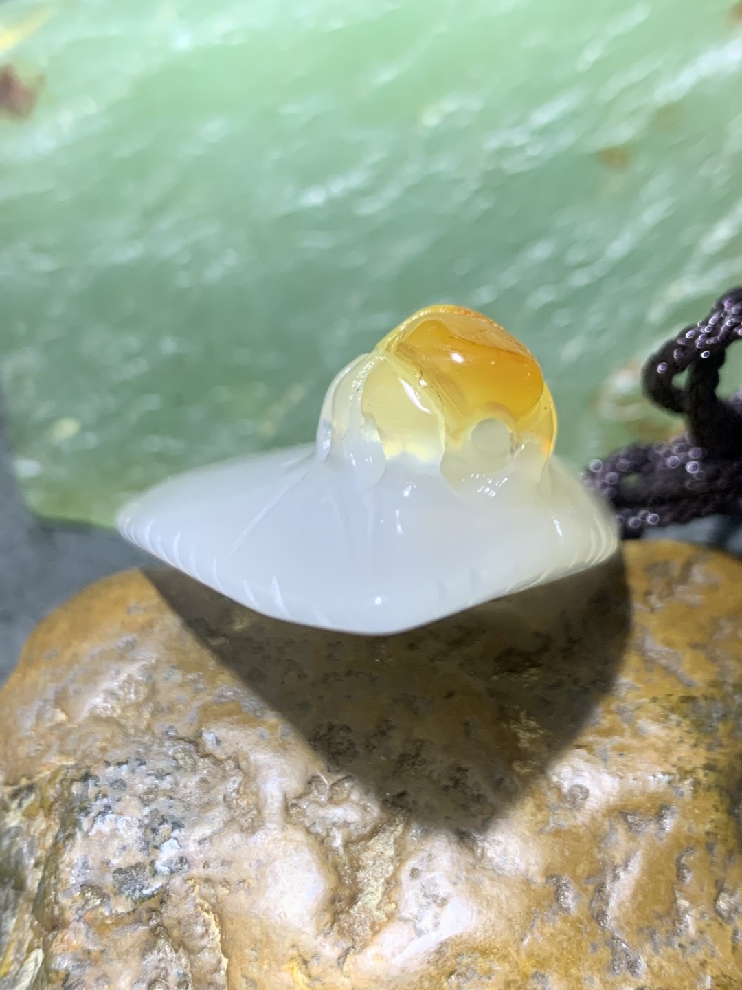 精美手工雕刻天然原皮马达加斯加玛瑙俏色巧雕树叶蜘蛛吊坠(把件)一个
