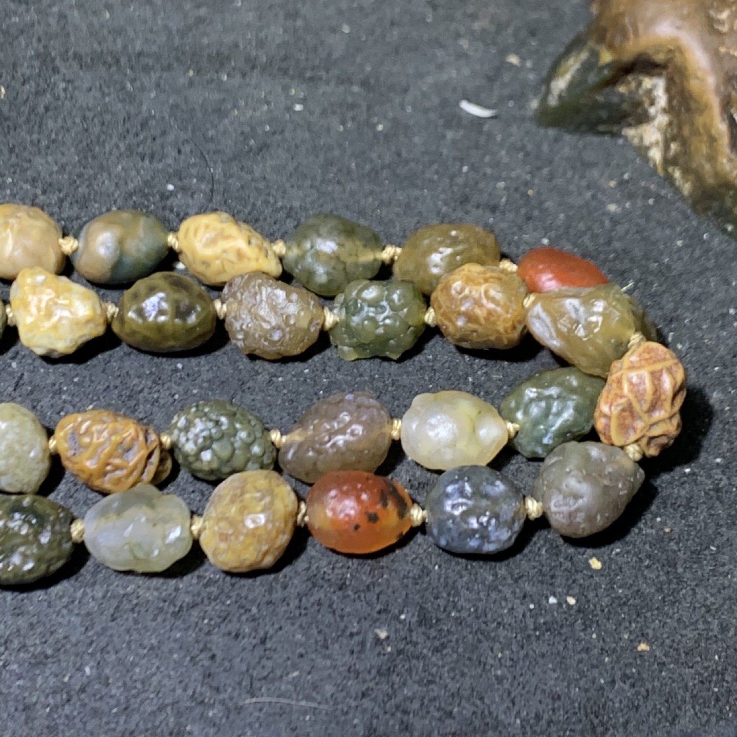 精美戈壁筋脉玛瑙原石108项链一条，