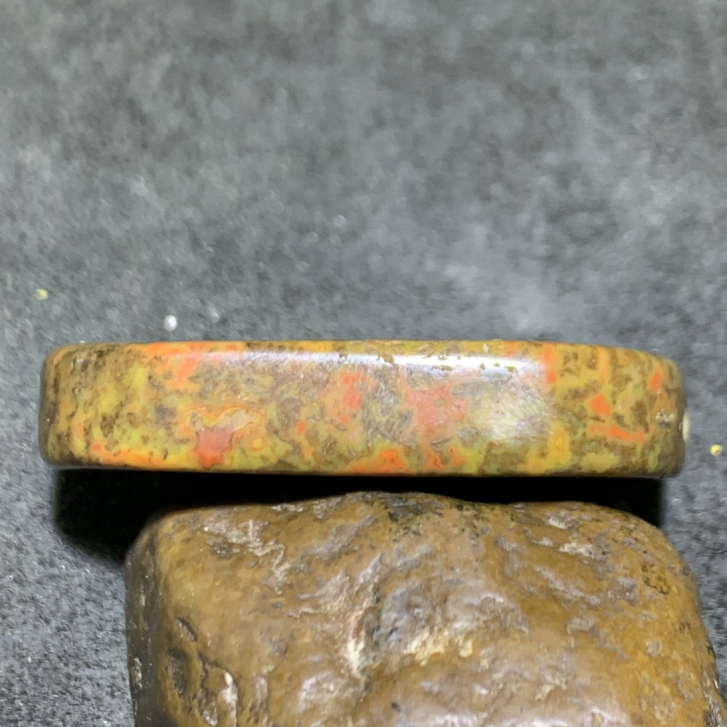 精美战国红玛瑙黄金草花纹牌子一个！