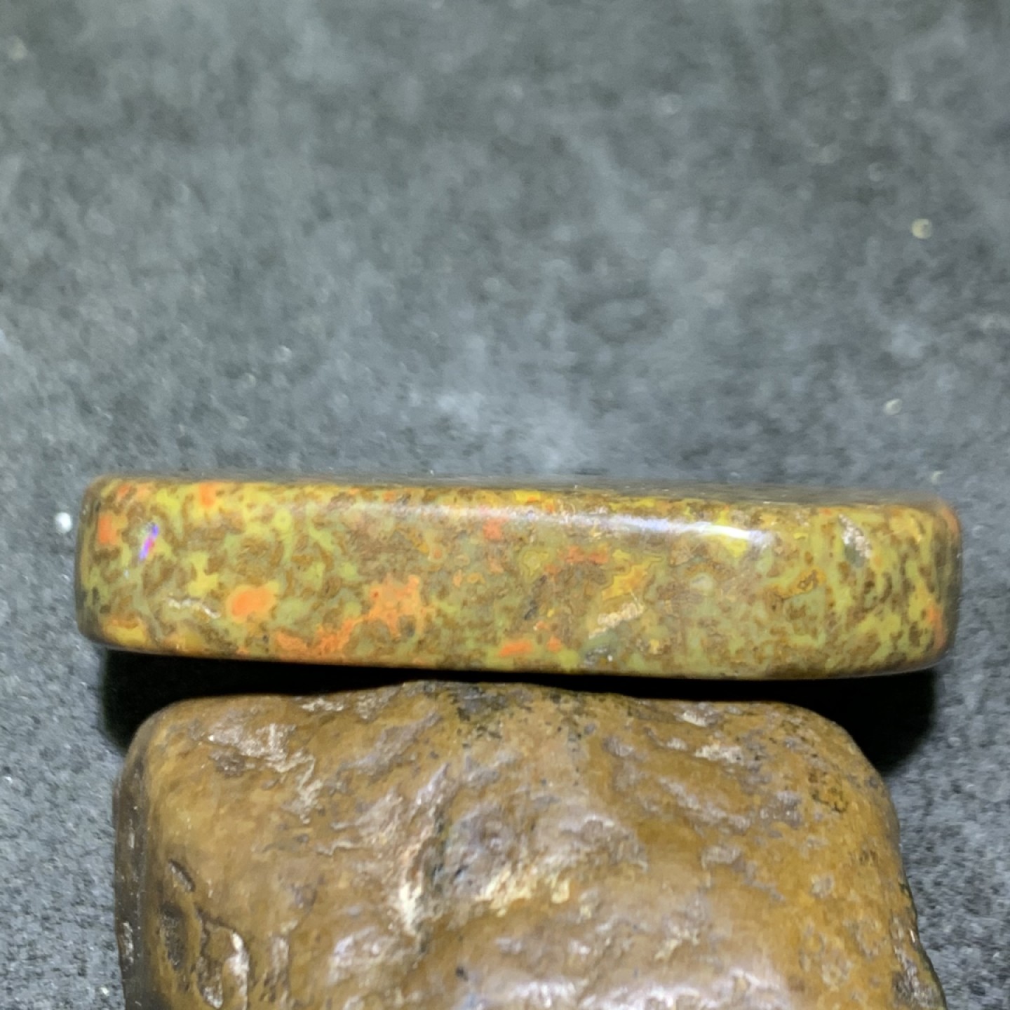 精美战国红玛瑙黄金草花纹牌子一个！
