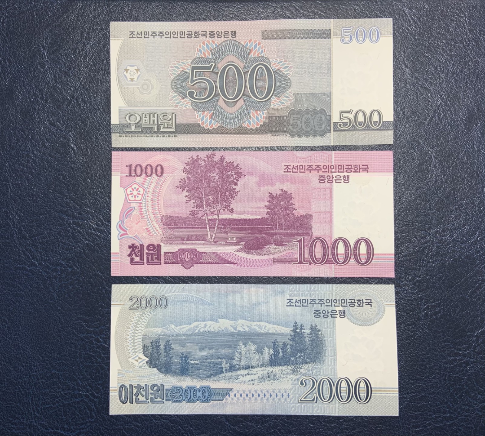收藏联盟Quantum Auction 第224期拍卖 朝鲜2008年500-2000元 品相全新UNC 稀少无加盖版 其中1000元角有轻微瑕疵 1000为倒置号