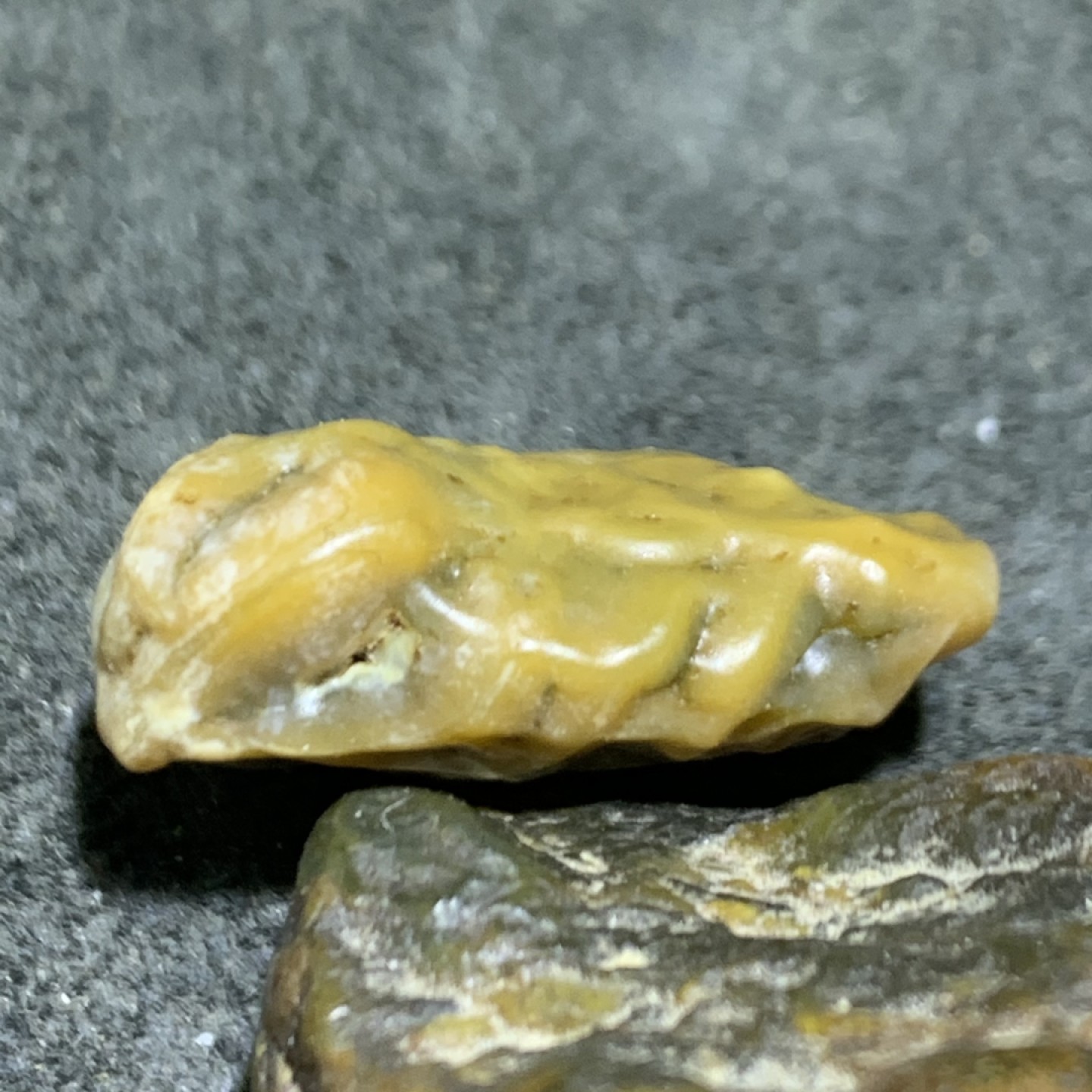 精美戈壁筋脉石原石一颗，