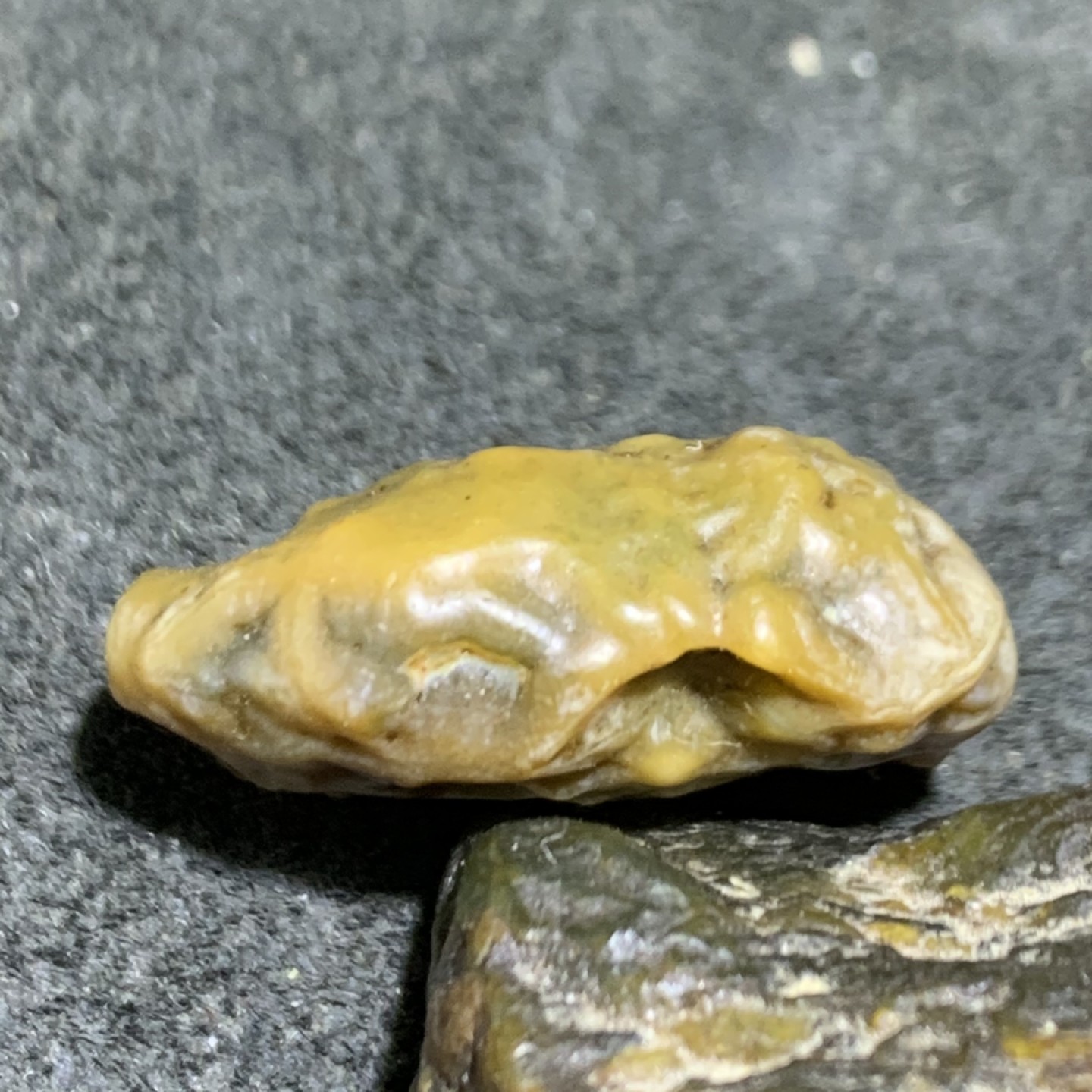精美戈壁筋脉石原石一颗，