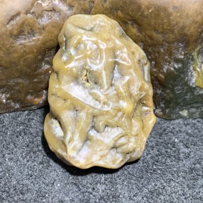 精美戈壁筋脉石原石一颗， - 精美戈壁筋脉石原石一颗，