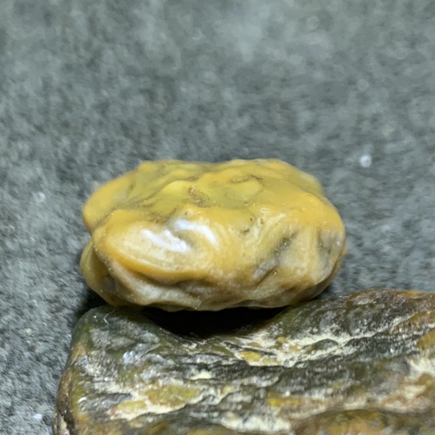 精美戈壁筋脉石原石一颗，