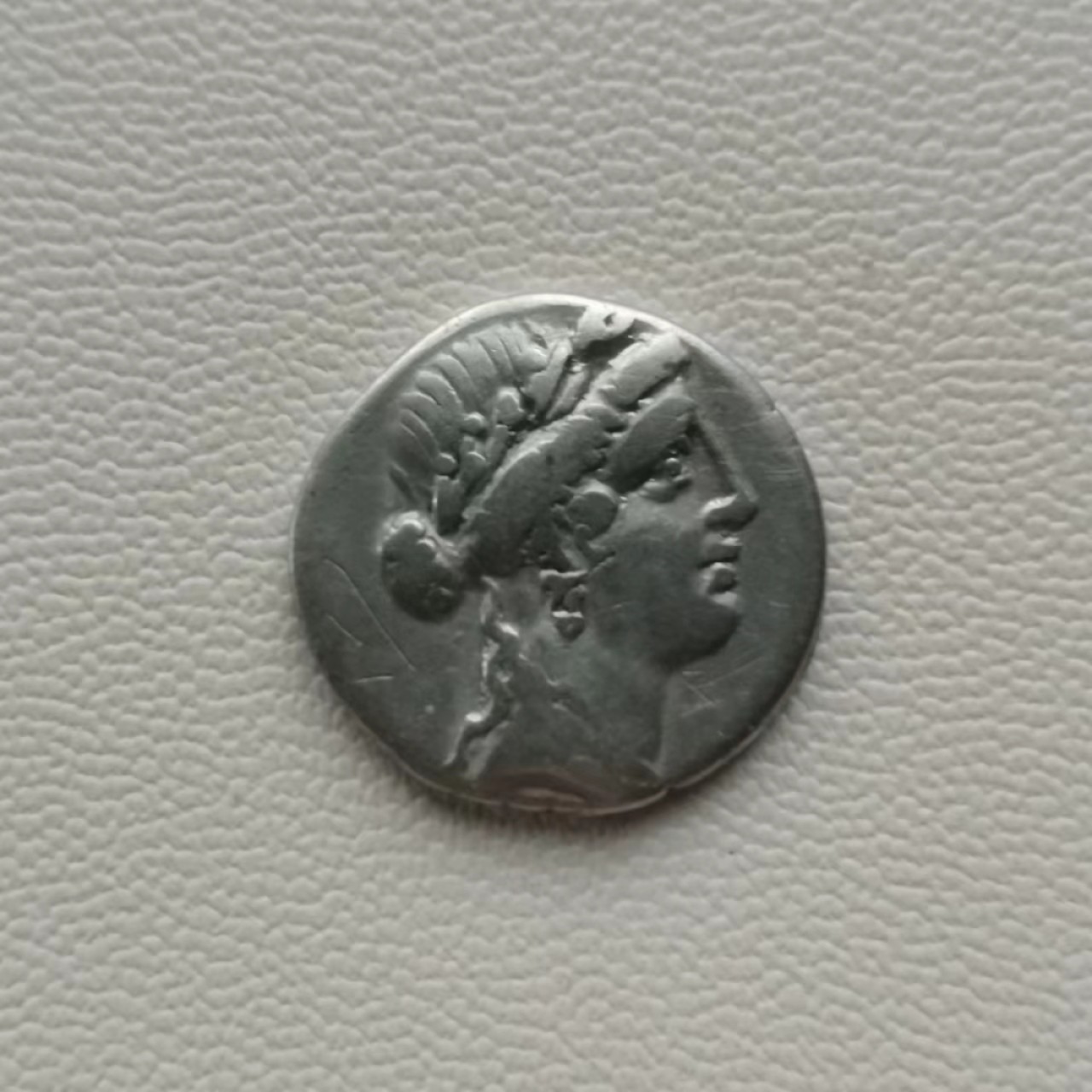 瓶子🏺第74期拍卖会 古罗马共和国 公元前48年 仙女银币 凯撒内战时期 背面胜利女神手持战利品 做吊坠不错