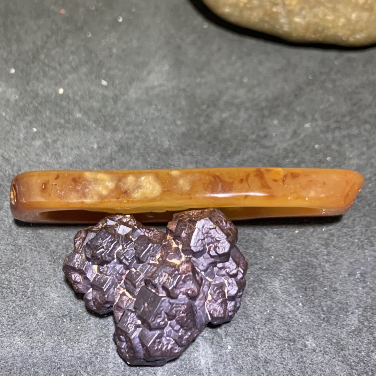 重器天然马达加斯加原皮玛瑙巧雕牌子一块