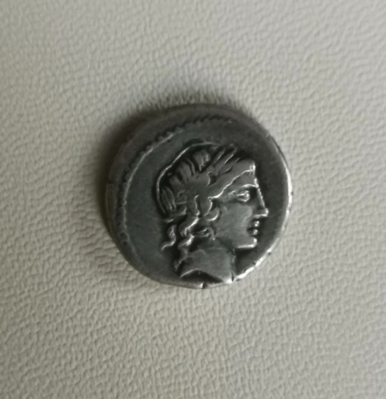 瓶子🏺第74期拍卖会 古罗马共和国 公元前82年 阿波罗1第纳里银币 背笛神玛息阿 做吊坠不错