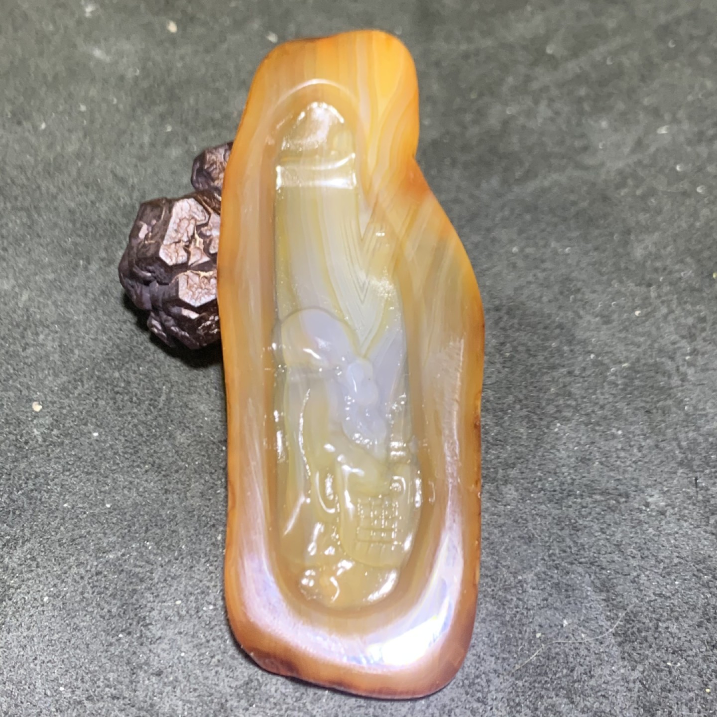 重器天然马达加斯加原皮玛瑙巧雕牌子一块