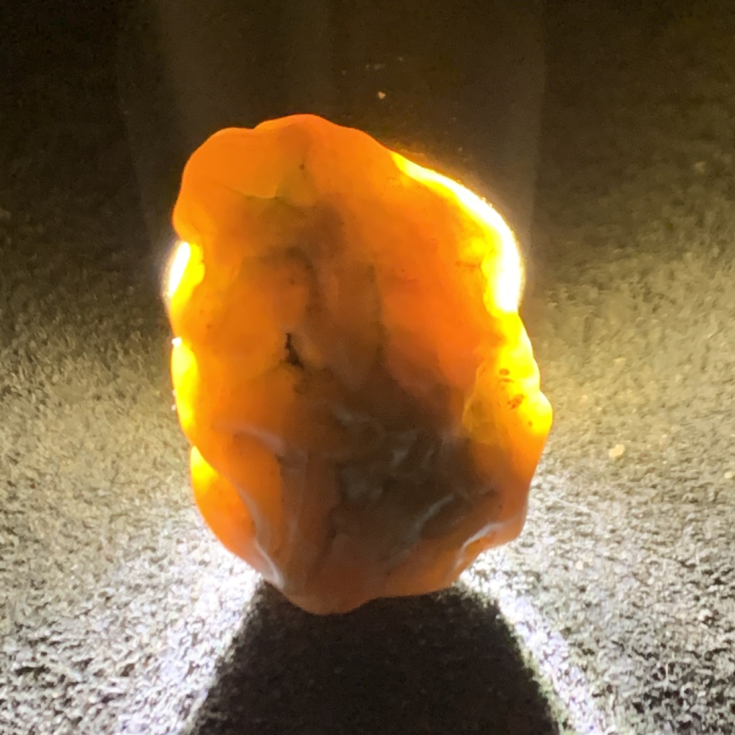 精美戈壁筋脉石原石一颗，