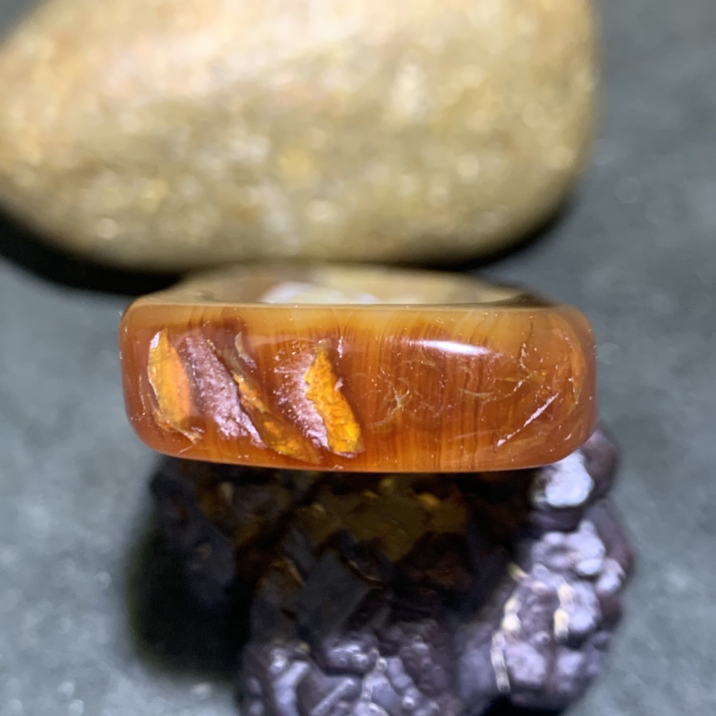 重器天然马达加斯加原皮玛瑙巧雕牌子一块