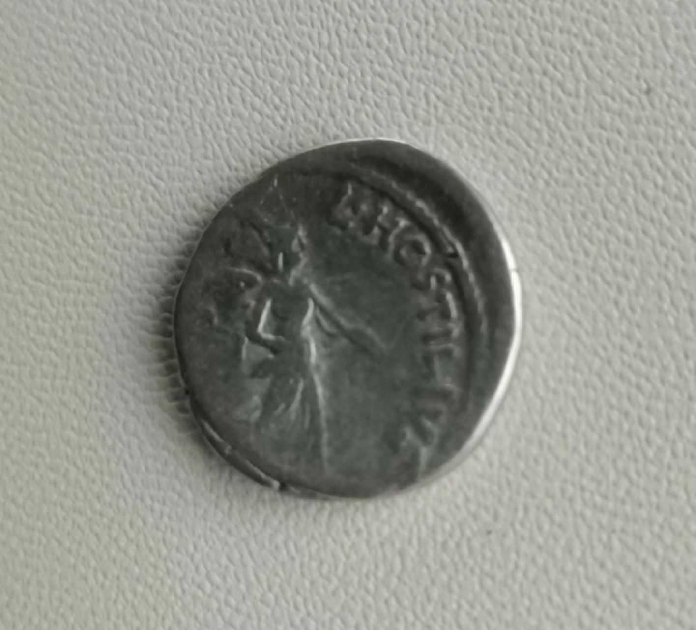 瓶子🏺第74期拍卖会 古罗马共和国 公元前48年 仙女银币 凯撒内战时期 背面胜利女神手持战利品 做吊坠不错