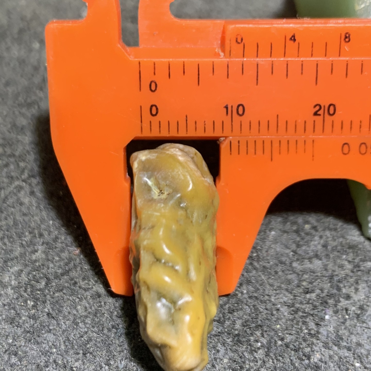 精美戈壁筋脉石原石一颗，