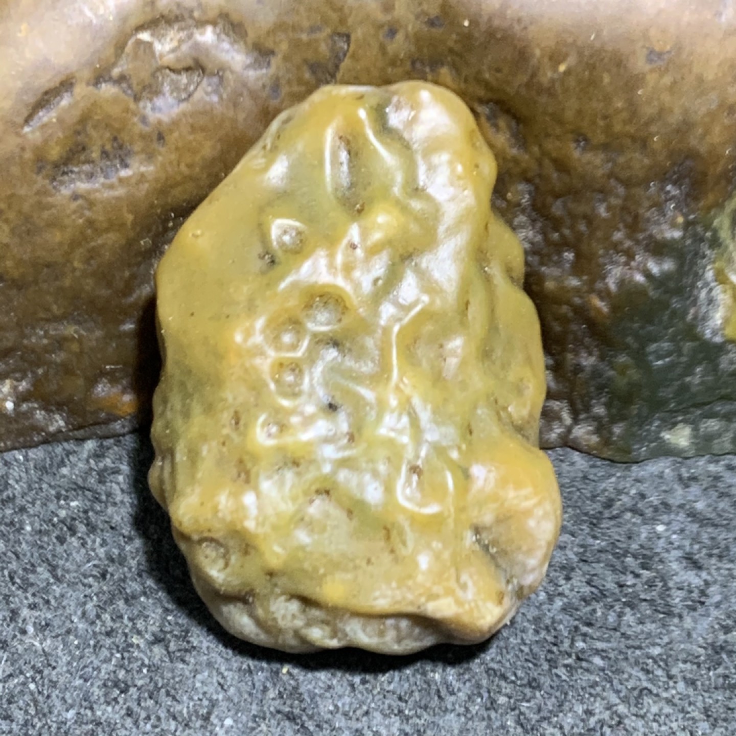 精美戈壁筋脉石原石一颗，