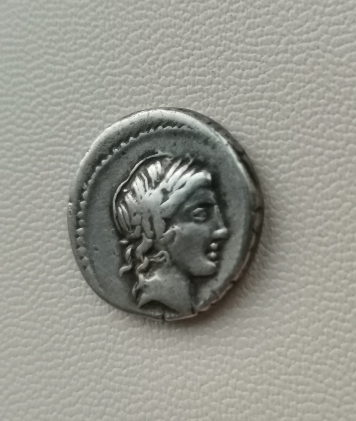 瓶子🏺第74期拍卖会 古罗马共和国 公元前82年 阿波罗1第纳里银币 背笛神玛息阿 做吊坠不错