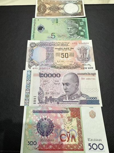 《外钞收藏家》第二百三十二期（连拍第三场） - 五个国家五张一起 其他全新 越南有潮