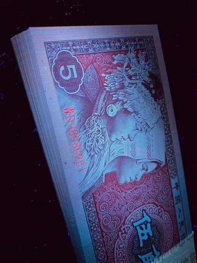 钱坤评级8005WD至尊紫幽双蝶，WD38586290，绝品无斑无油，评级币单张。至尊紫幽双蝶，最好的8005中国红荧光品种，特强鸡血红冠号，紫罗兰纸张，特强满版荧光。耳朵强度在整个8005中国红中数一数二。在对整个WD冠号资料收集中，能达到至尊紫幽双蝶效果的只出现在WD3588流水和3858部分流水中，骨灰级藏品。