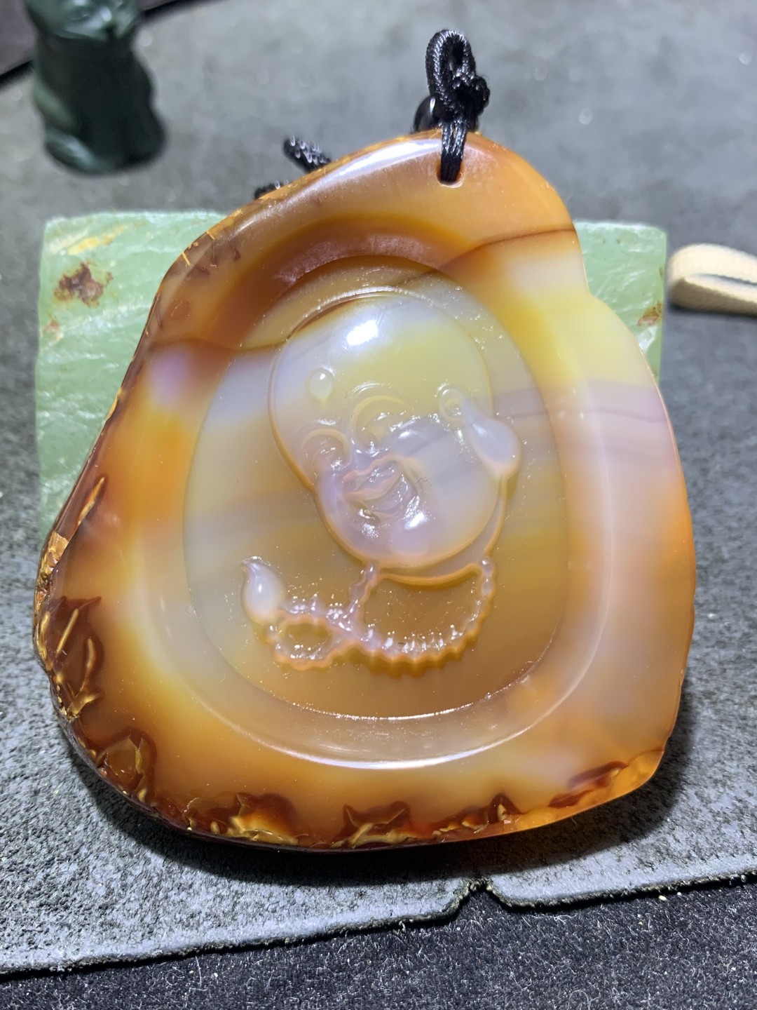 放福利！！天然马达加斯加原皮玛瑙雕刻弥勒佛牌子一块，