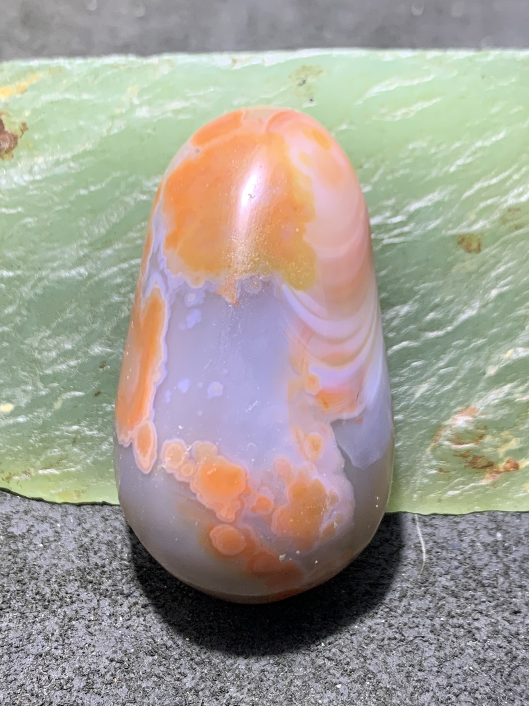精美高玉化云南昭通玛瑙原石随形把件一个，