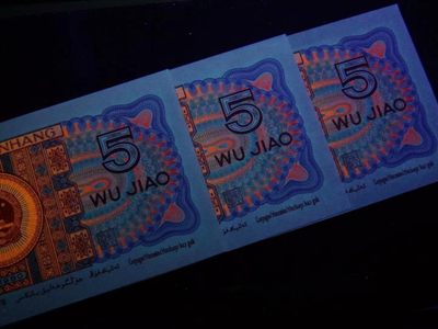 钱坤评级8005WD至尊紫幽双蝶，WD38586290，绝品无斑无油，评级币单张。至尊紫幽双蝶，最好的8005中国红荧光品种，特强鸡血红冠号，紫罗兰纸张，特强满版荧光。耳朵强度在整个8005中国红中数一数二。在对整个WD冠号资料收集中，能达到至尊紫幽双蝶效果的只出现在WD3588流水和3858部分流水中，骨灰级藏品。