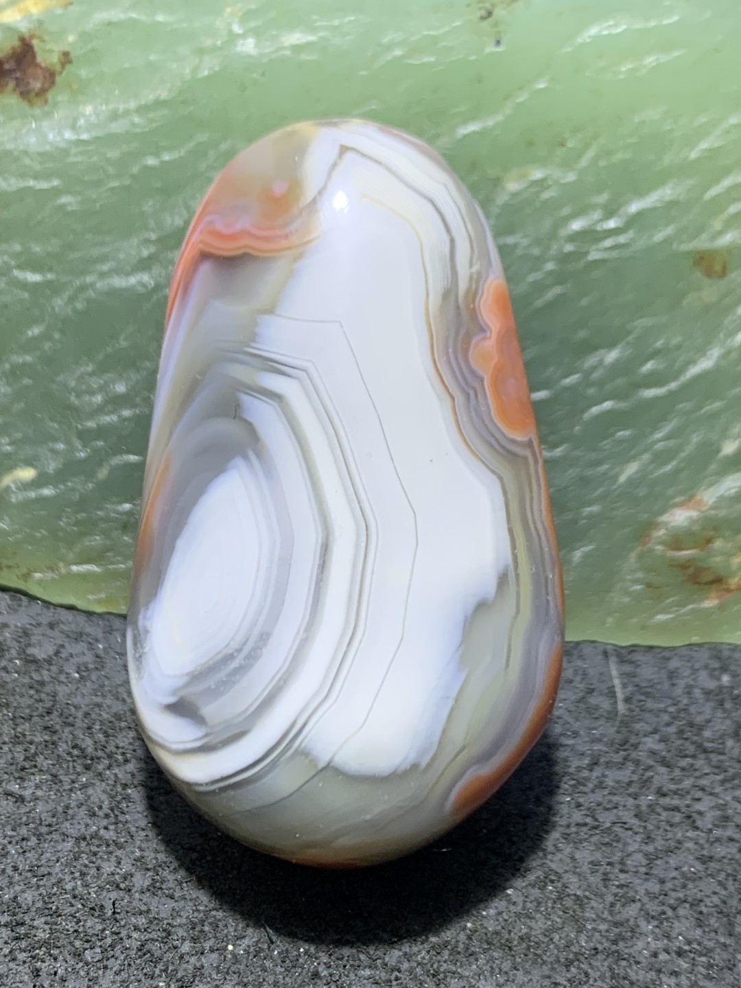 精美高玉化云南昭通玛瑙原石随形把件一个，