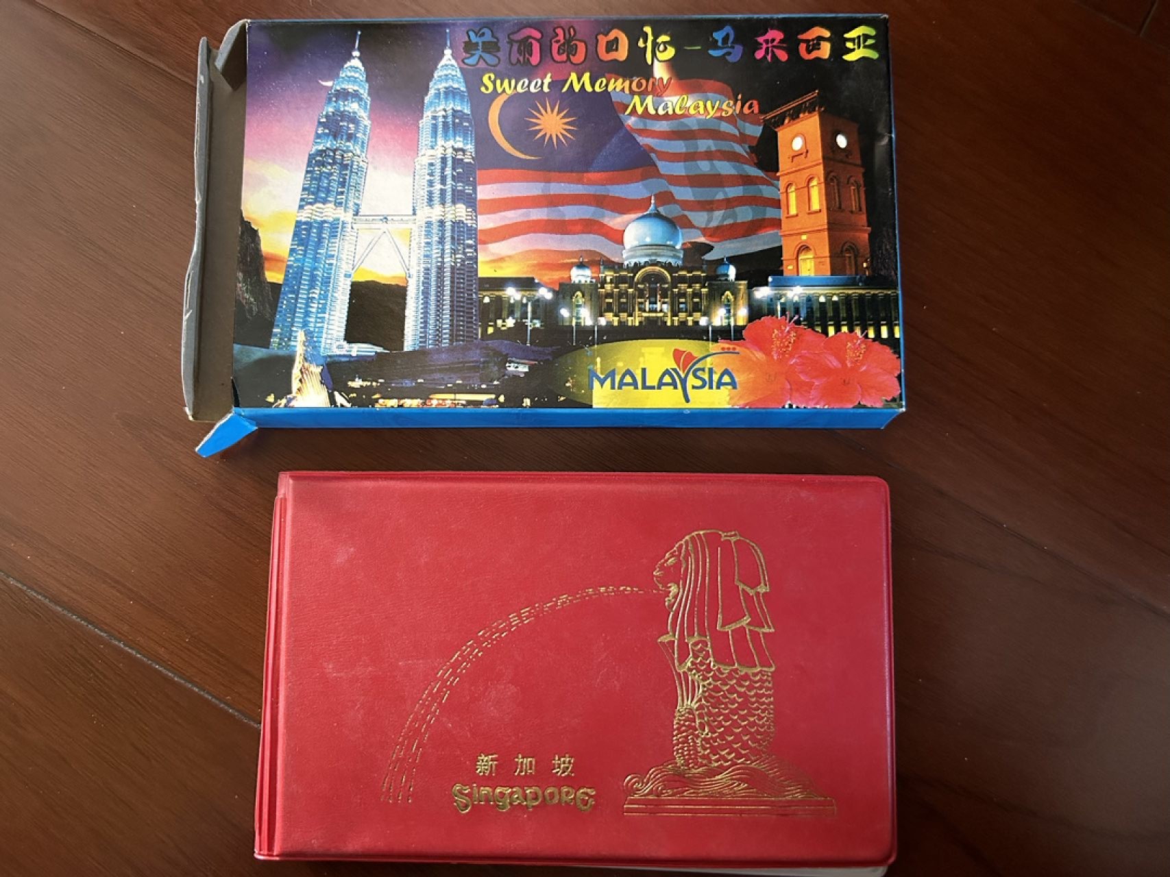 收藏联盟Quantum Auction 第225期拍卖 邮币场 新加坡 马来西亚 印尼 邮币套装两册 旅游纪念品