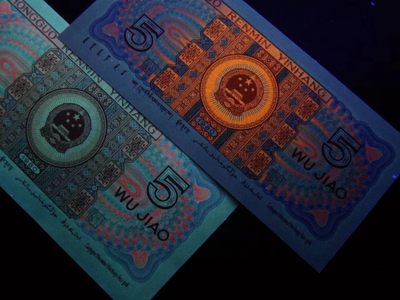钱坤评级8005WD至尊紫幽双蝶，WD38586290，绝品无斑无油，评级币单张。至尊紫幽双蝶，最好的8005中国红荧光品种，特强鸡血红冠号，紫罗兰纸张，特强满版荧光。耳朵强度在整个8005中国红中数一数二。在对整个WD冠号资料收集中，能达到至尊紫幽双蝶效果的只出现在WD3588流水和3858部分流水中，骨灰级藏品。