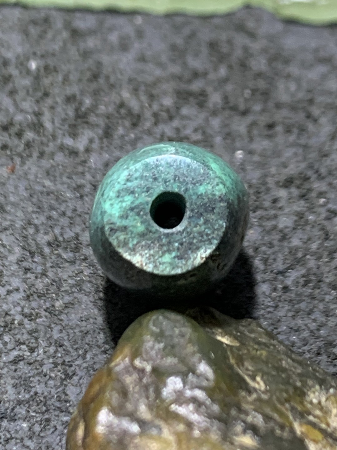 十堰原矿高瓷网花松石随形桶珠一颗
