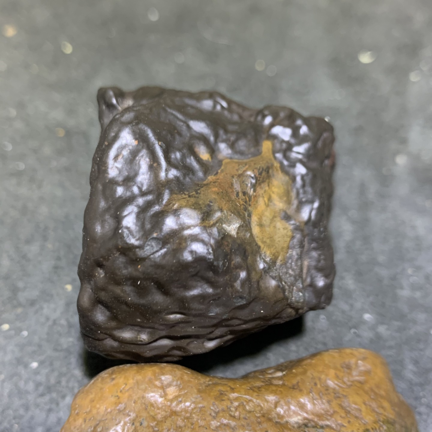 放福利，精美新疆满纹三色泥石原石把件（镇纸，摆件）一块