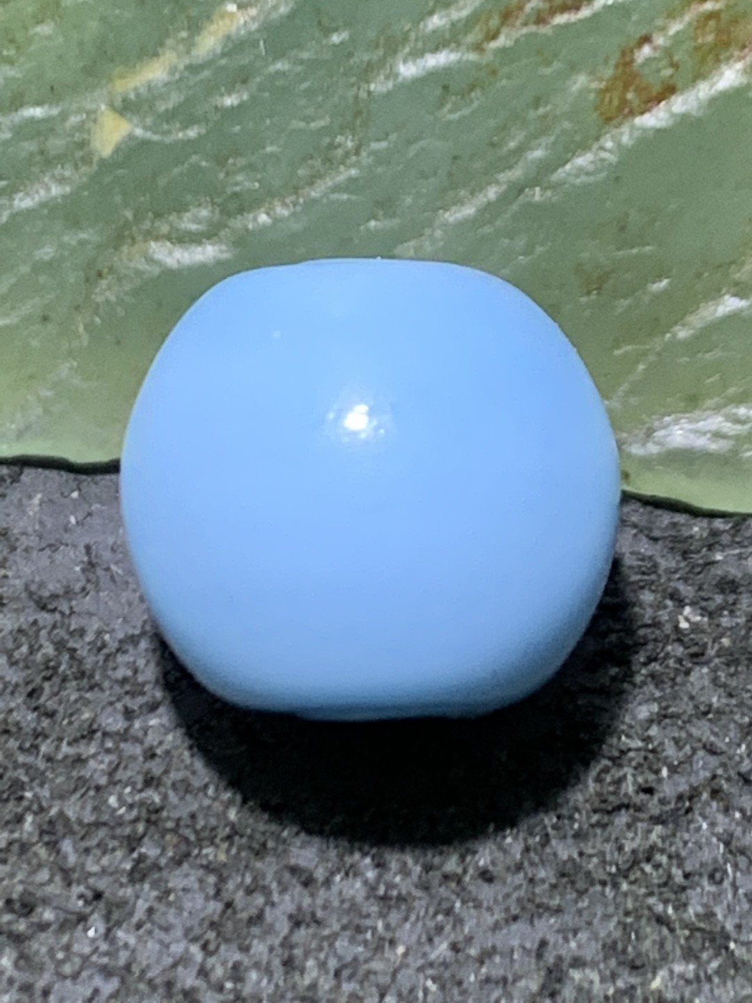 建国前后库存天空蓝色琉璃苹果珠一颗，