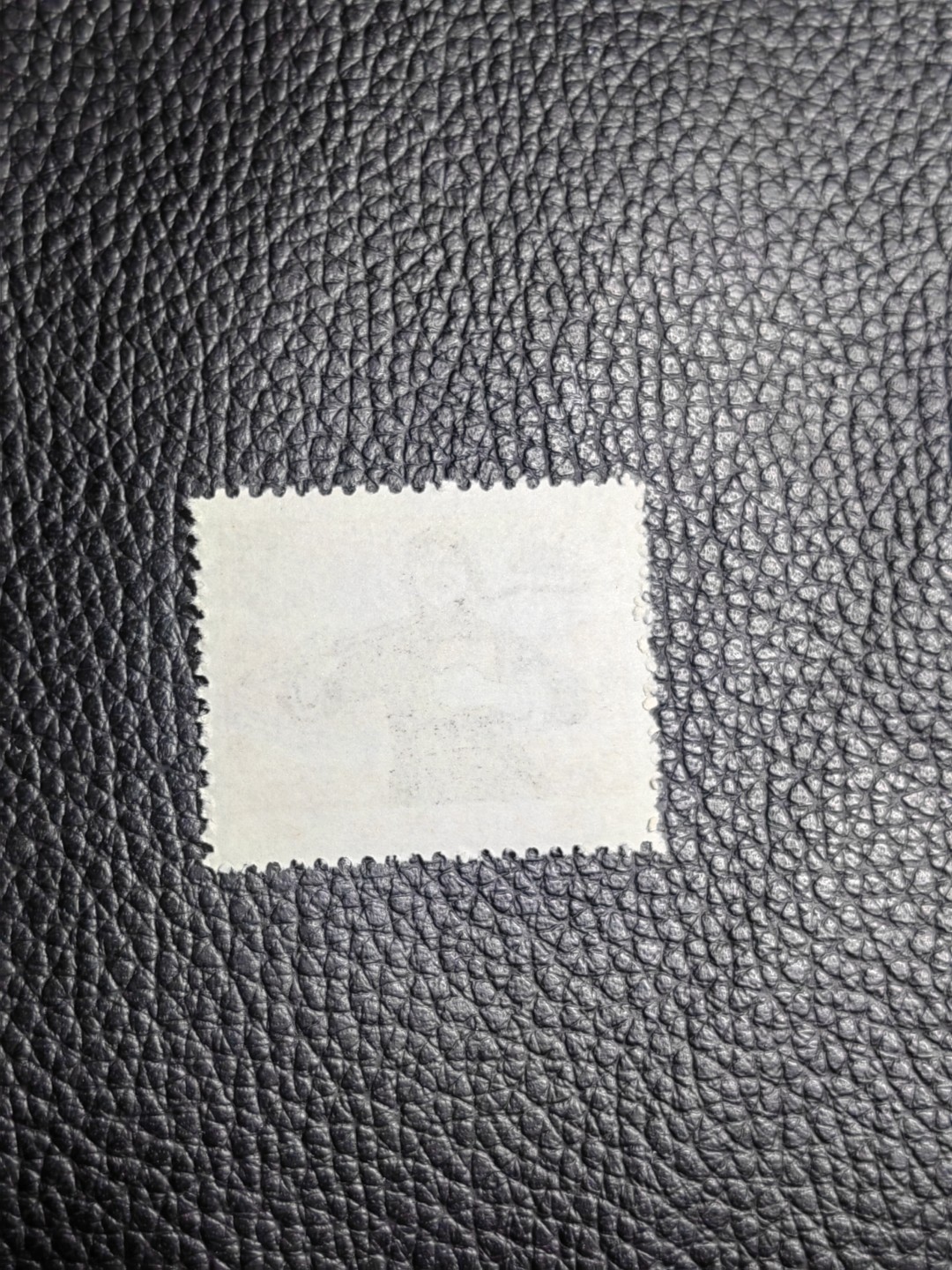 洪涛臻品批发群  精选邮票限时拍卖第一百四十三期 ★组外品★普无号 11.5°细齿 农民裸票一枚，普通票下边16个齿，细齿组外品19个齿，存世量少，全品可评级，喜欢不要错过