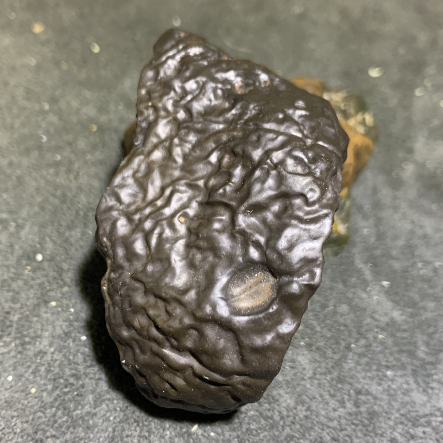 放福利，精美新疆满纹三色泥石原石把件（镇纸，摆件）一块