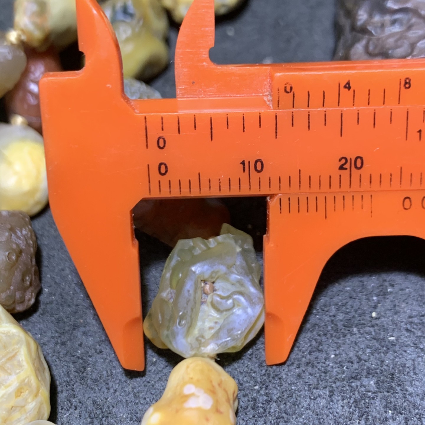 精美毕业级阿拉善戈壁多彩大颗粒筋脉玛瑙原石108项链一条