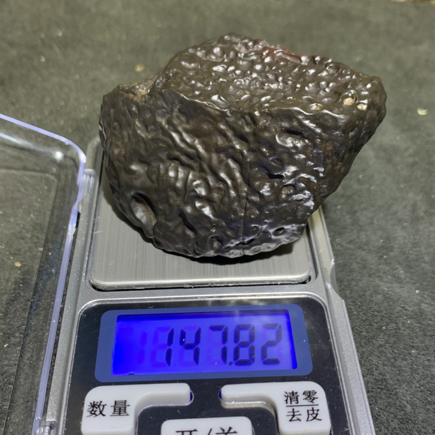 放福利，精美新疆满纹三色泥石原石把件（镇纸，摆件）一块
