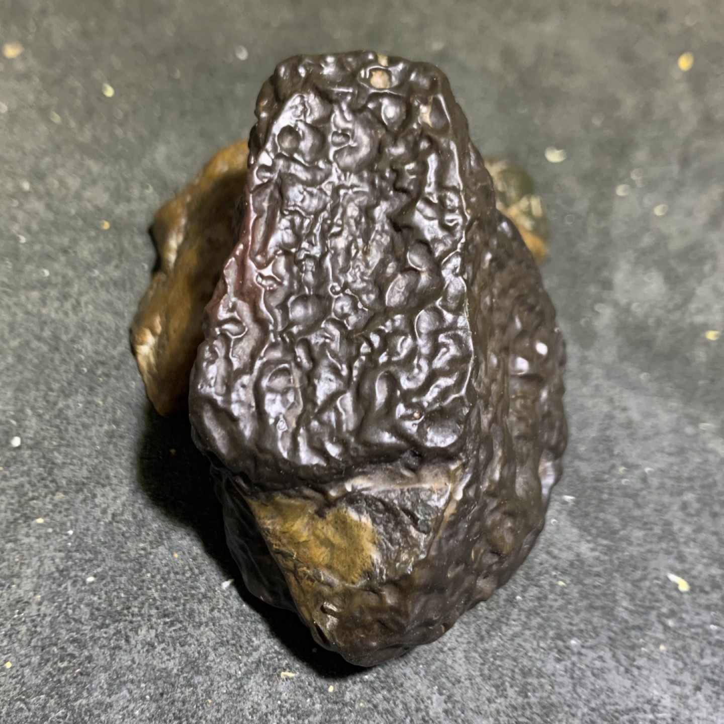 放福利，精美新疆满纹三色泥石原石把件（镇纸，摆件）一块