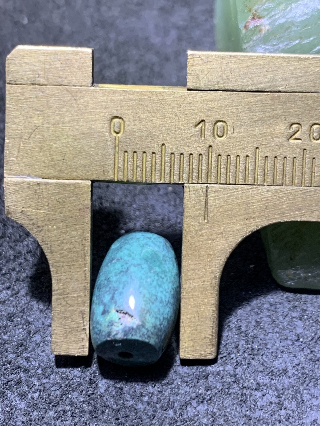 十堰原矿高瓷网花松石随形桶珠一颗