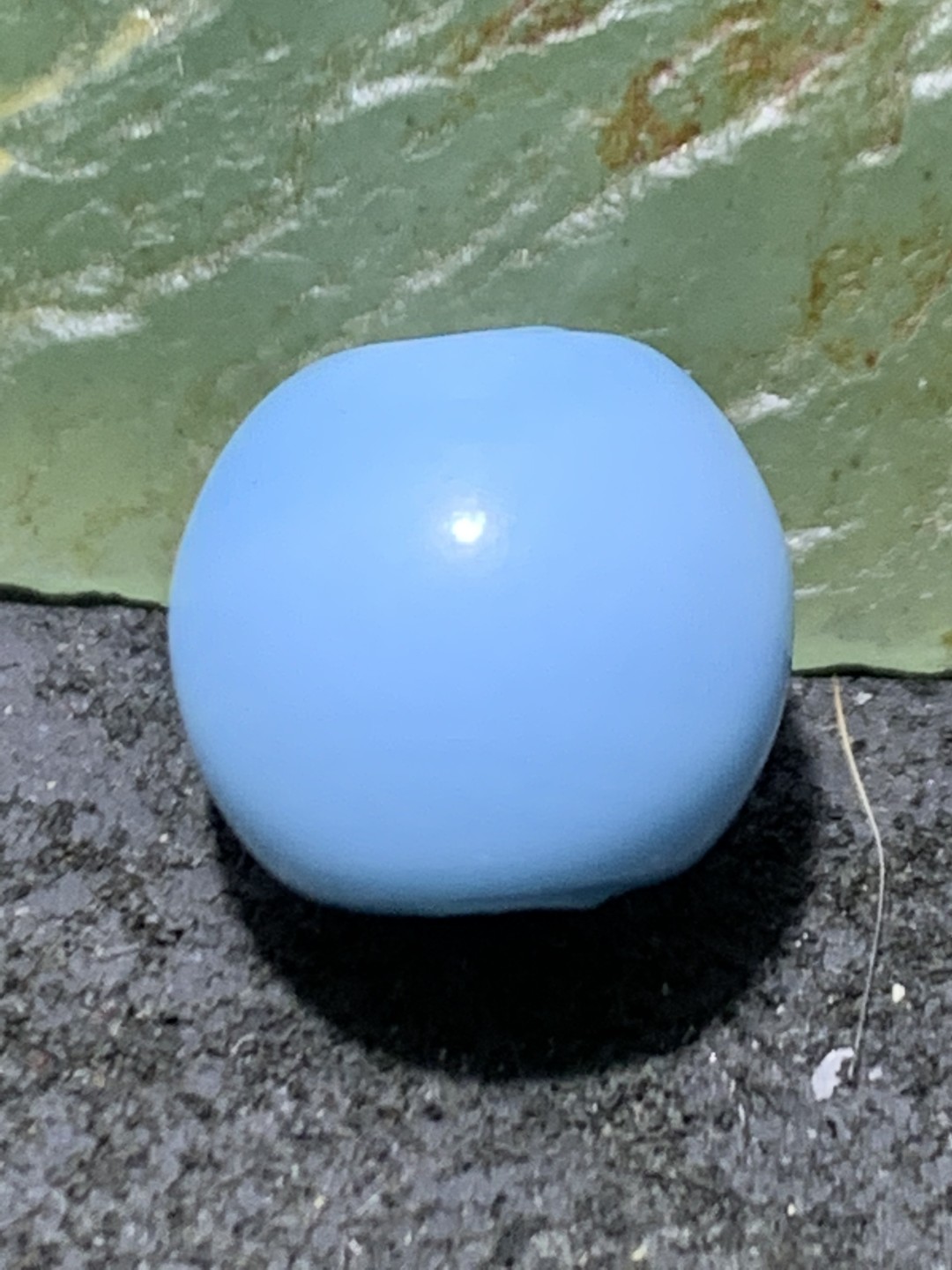 建国前后库存天空蓝色琉璃苹果珠一颗，