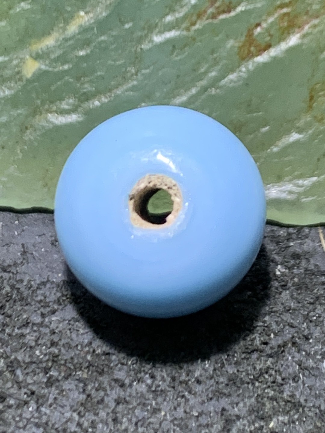 建国前后库存天空蓝色琉璃苹果珠一颗，