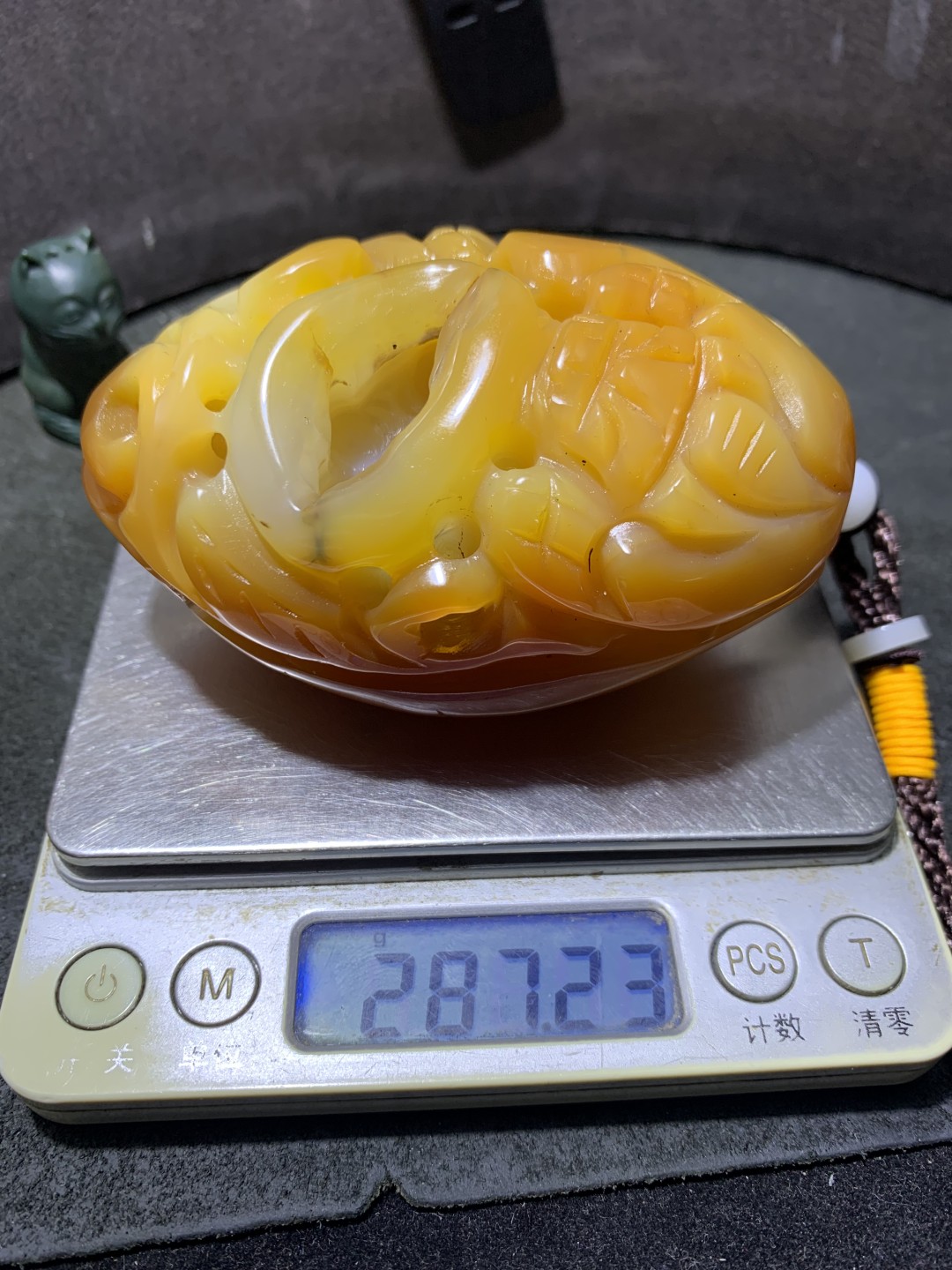重器天然原皮晶洞马达加斯加高玉化玛瑙手工镂空雕刻聚宝盆貔貅把件一个，