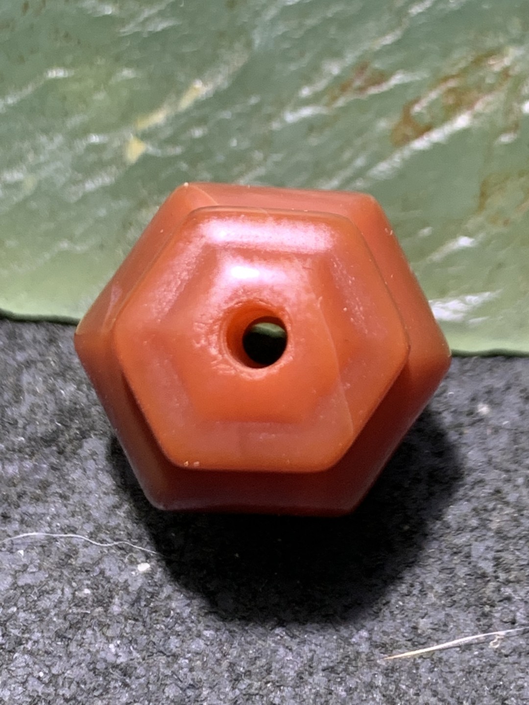精美高玉化酒红色玛瑙六棱灯笼珠一颗，