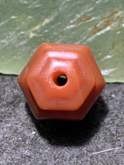 精美高玉化酒红色玛瑙六棱灯笼珠一颗， 精美高玉化酒红色玛瑙六棱灯笼珠一颗，