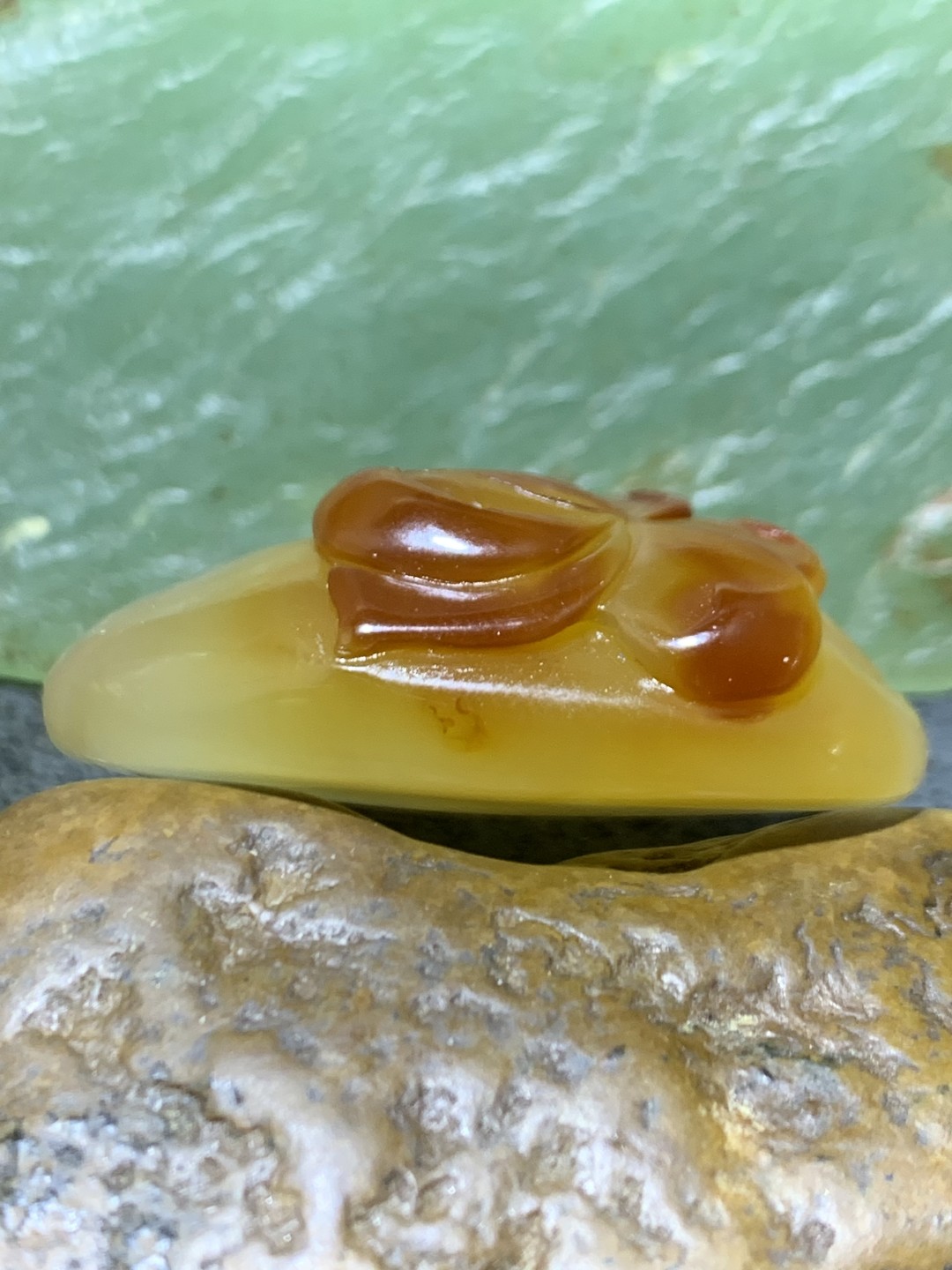 精美天然江料玛瑙手工俏色巧雕白鹭莲花吊坠一个，寓意：一路连升，