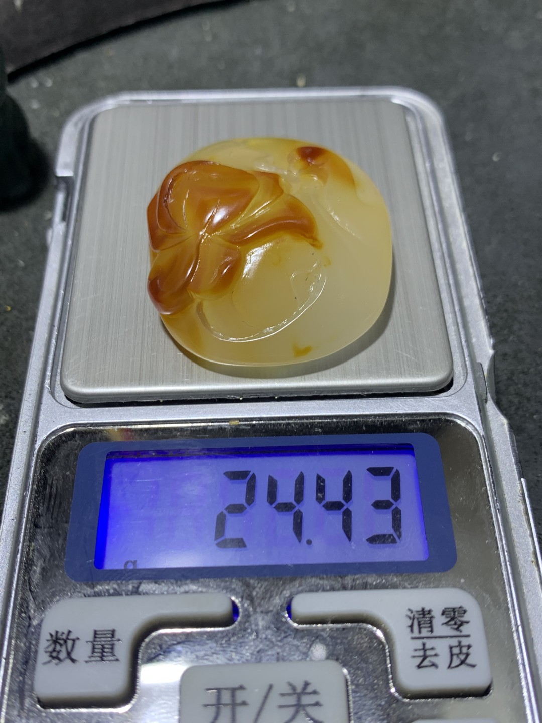 精美天然江料玛瑙手工俏色巧雕白鹭莲花吊坠一个，寓意：一路连升，