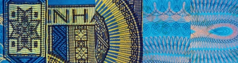 一线荧光币第46期拍场 钱坤评级8005QI西阳双碟，QI28754943，评级币单张，西阳双蝶的荧光形态在背面，是8005满版荧光里左边荧光强于右边荧光的一个新发现，与阴阳双蝶特征恰好相反，中间国徽区域同样呈现金色荧光反应。西阳双蝶的发现呈现出很大的意外性，打破了通过冠号流水推算荧光特征的规律