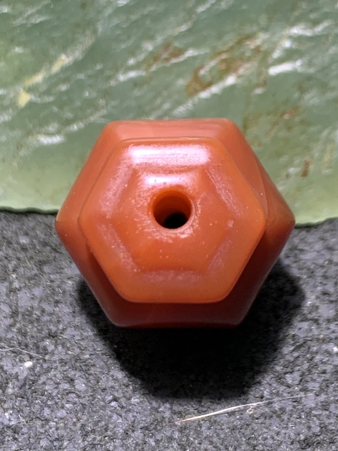 精美高玉化酒红色玛瑙六棱灯笼珠一颗，