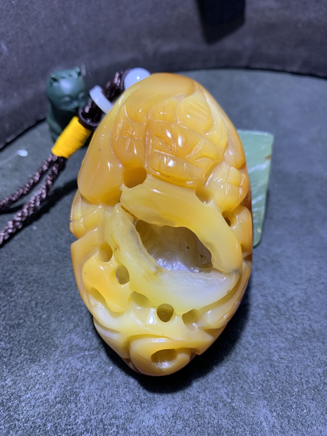 重器天然原皮晶洞马达加斯加高玉化玛瑙手工镂空雕刻聚宝盆貔貅把件一个，