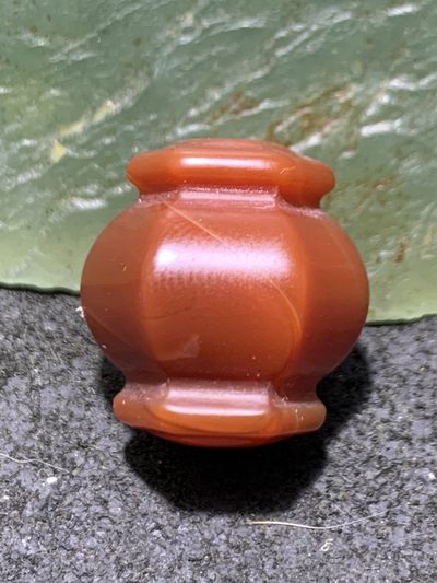 精美高玉化酒红色玛瑙六棱灯笼珠一颗， 精美高玉化酒红色玛瑙六棱灯笼珠一颗，