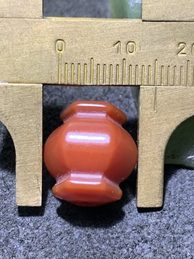 精美高玉化酒红色玛瑙六棱灯笼珠一颗， 精美高玉化酒红色玛瑙六棱灯笼珠一颗，